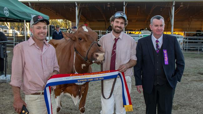 Shane Bourke and Matt Henry with supreme judge Greg English and Supreme Dairy Cow Ovensdale Pearl 534, which also claimed Supreme Udder and Attachment at the 2019 Queensland Dairy Showcase. PHOTO: Dominic Elsome