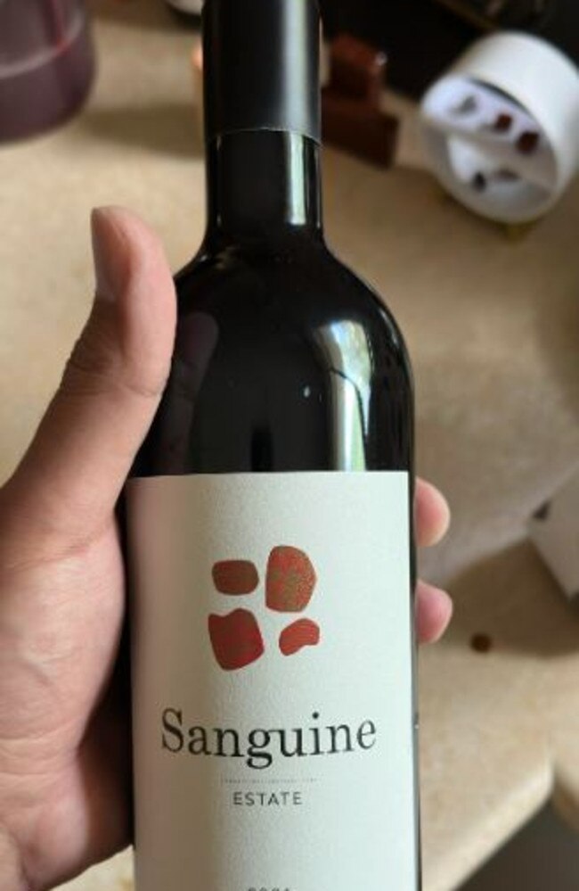 The renter received a bottle of wine. Picture: @arwork/Reddit