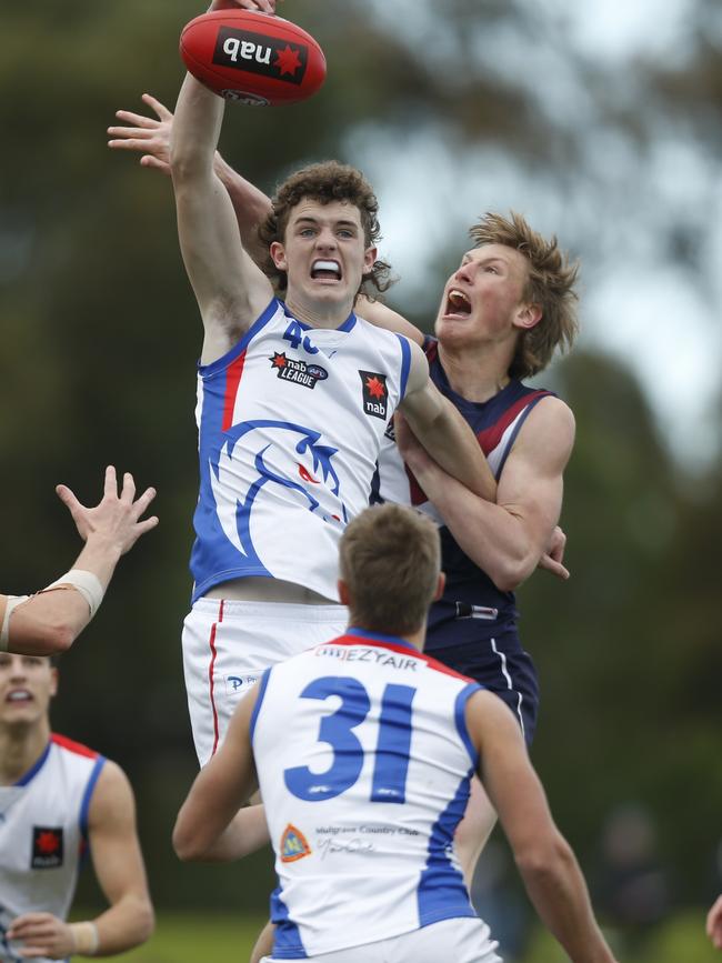 Hudson O’Keeffe left competes in the ruck for Oakleigh. Picture: Valeriu Campan