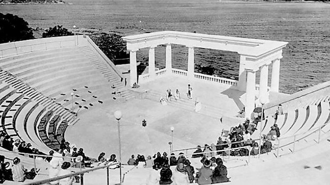 Crowds at the amphitheatre in 1924.