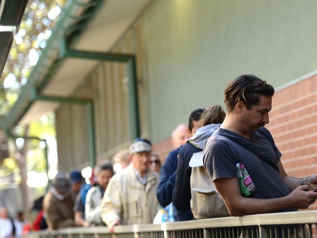 Voters line up to vote at Randwick Public School. Pic: AAP Image/ Jeremy Piper