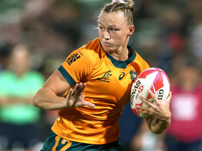 DUBAI, UNITED ARAB EMIRATES - NOVEMBER 30: Maddison Levi of Australia breaks with the ball during the pool match between Australia and Ireland on day one of the HSBC SVNS at The Sevens Stadium on November 30, 2024 in Dubai, United Arab Emirates. (Photo by Christopher Pike/Getty Images)