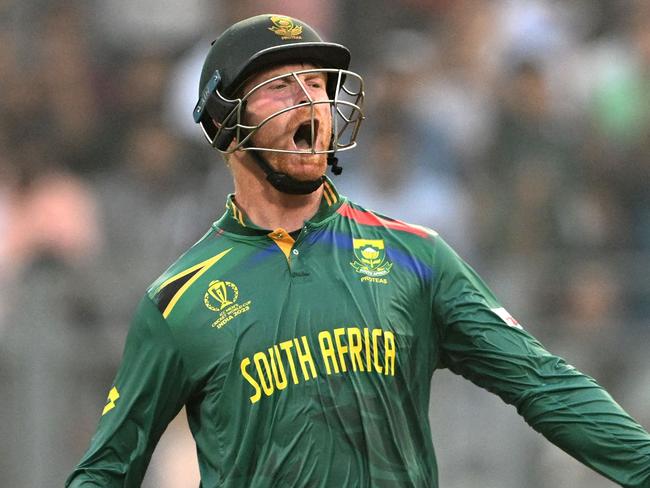 TOPSHOT - South Africa's Heinrich Klaasen celebrates after scoring a century (100 runs) during the 2023 ICC Men's Cricket World Cup one-day international (ODI) match between England and South Africa at the Wankhede Stadium in Mumbai on October 21, 2023. (Photo by Punit PARANJPE / AFP) / -- IMAGE RESTRICTED TO EDITORIAL USE - STRICTLY NO COMMERCIAL USE --