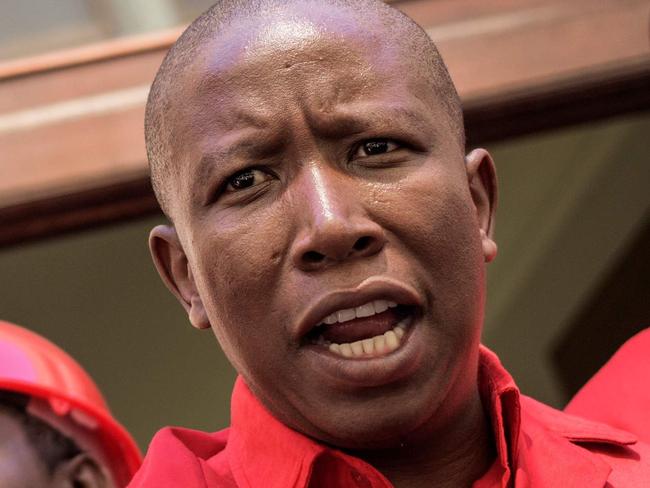 (FILES) In this file photo taken on February 15, 2018 shows South African opposition party Economic Freedom Fighters (EFF) leader Julius Malema (2R) talks to the press after staging a walk out during the election by the Members of Parliament of the new South African President in Cape Town. Radical South African opposition leader Julius Malema launched on March 4, 2018 his campaign to be elected president at elections in 2019 by aggressively distancing his party from a one-time coalition partner. / AFP PHOTO / GIANLUIGI GUERCIA