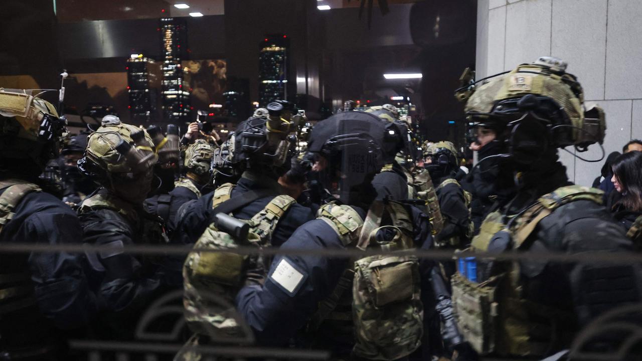 Soldiers try to enter the National Assembly in Seoul. (AFP)