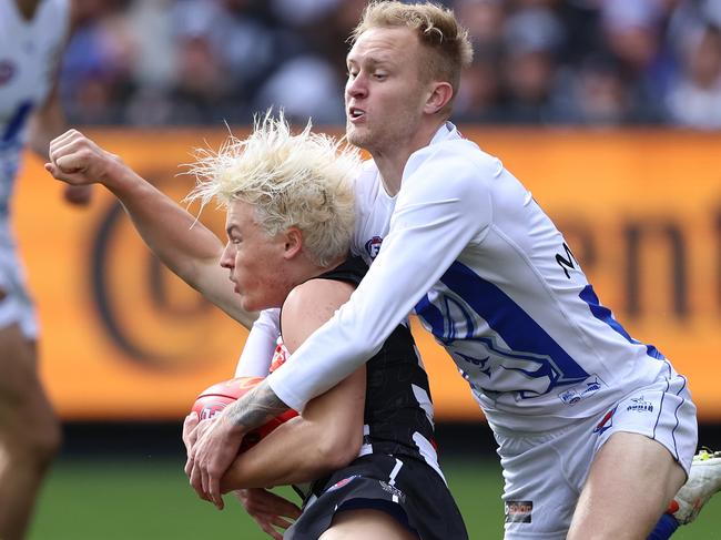 MELBOURNE, AUSTRALIA - JULY 09: Jack Ginnivan of the Magpies is challenged by Jaidyn Stephenson of the Kangaroos during the round 17 AFL match between the Collingwood Magpies and the North Melbourne Kangaroos at Melbourne Cricket Ground on July 09, 2022 in Melbourne, Australia. (Photo by Robert Cianflone/Getty Images)