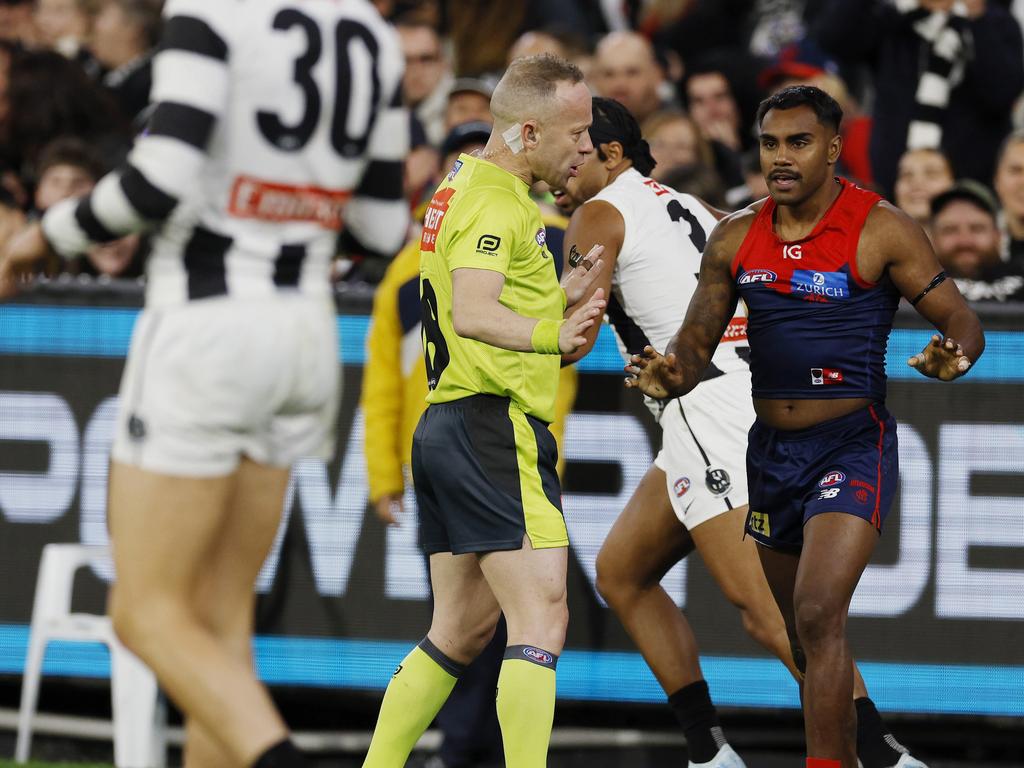 Pickett and retiring AFL umpire Ray Chamberlain discuss the incident. Photo: Michael Klein