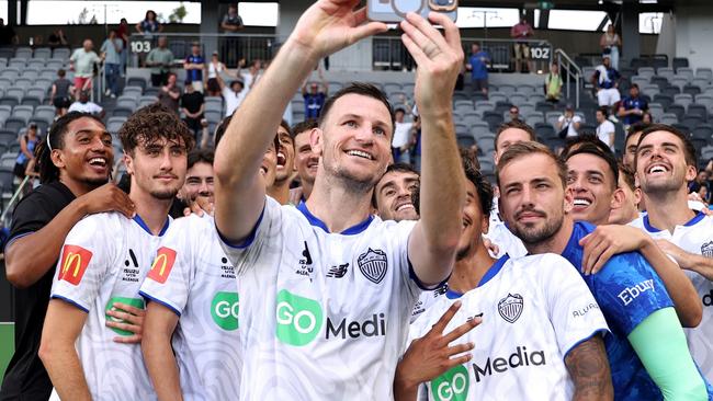 Auckland goes top of the A-League in last minute thriller