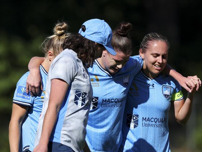 WELLINGTON, NEW ZEALAND - MARCH 17: Kirsty Fenton of Sydney FC leaves the field injuredduring the A-League Women round 20 match between Wellington Phoenix and Sydney FC at Porirua Park, on March 17, 2024, in Wellington, New Zealand. (Photo by Hagen Hopkins/Getty Images)