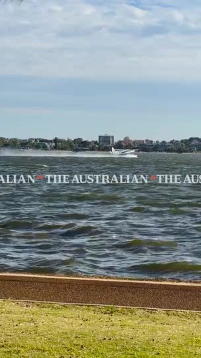 Seaplane struggles to take off from Swan River