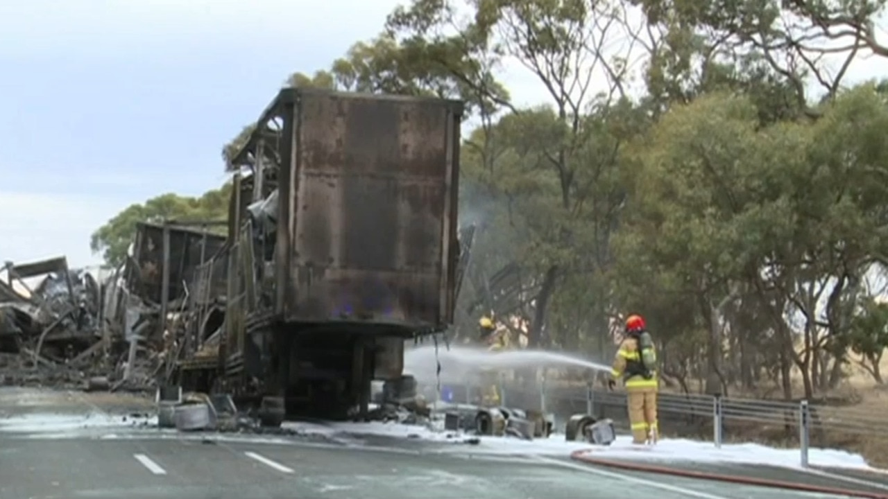 Fatal truck crash at SA Vic border sparks checkpoint inquiry