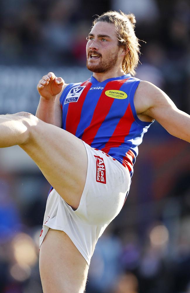 Khan Haretuku slots a goal for Port in the 2017 preliminary final.