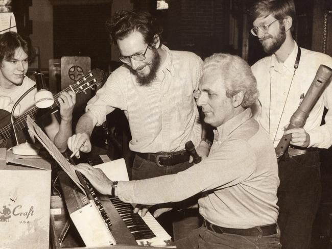 Robert Moog, inventor of the music synthesiser, performs with the 'Going Baroque Band' @ All Souls Episcopal Church in Asheville, NC. May 03 1980.  Band members standing behind Moog are (L-R) Robert Anders, Doug Buchlen, and Werner John. Moog died 21/08/05, he was 71.  AP PicAsheville/Citizen/Times  bands instruments groups profile