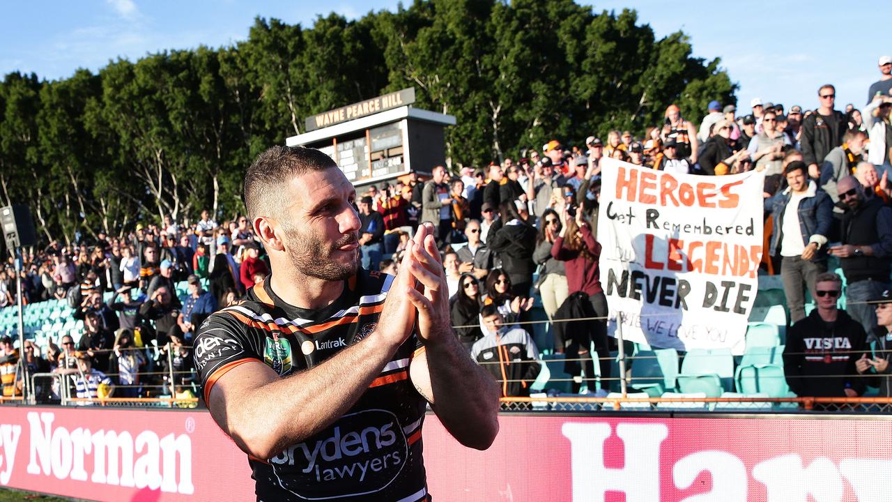 Robbie Farah thanks the crowd at Leichhardt Oval. Picture: Brett Costello