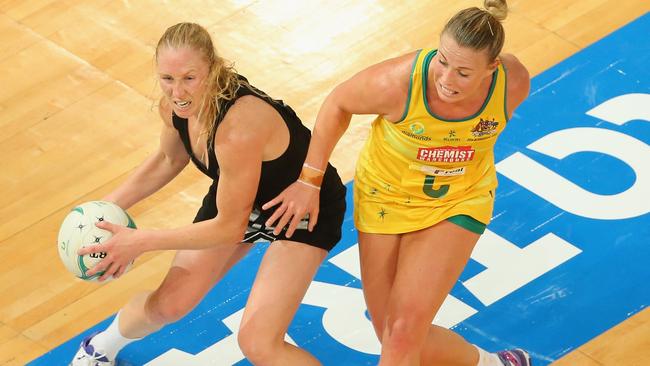 Laura Langman playing for the Silver Ferns in 2014 against Kime Green.