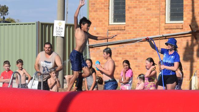 Fun in the sun at Miles pool party 17/11/2019. Pic: Zoe Bell