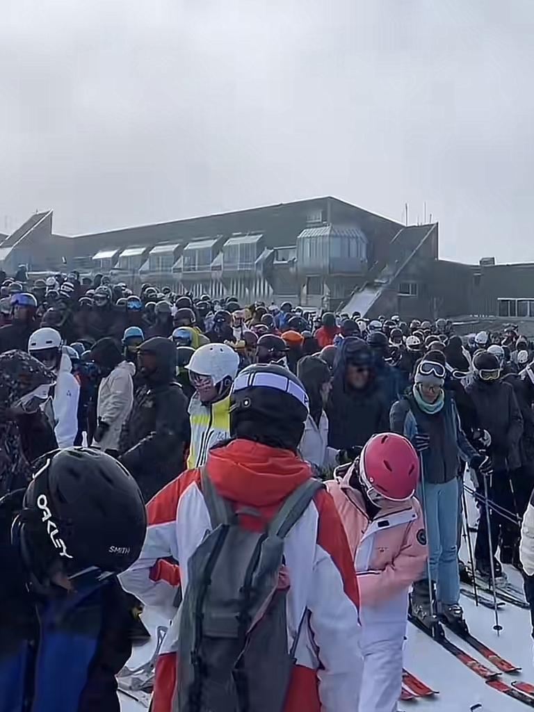 Videos on social media show huge ski lift lines. Picture: TikTok / @lillypousderkos