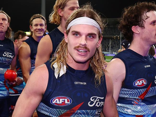 GEELONG, AUSTRALIA - MAY 22: Bailey Smith of the Cats walks from the ground following the round 11 AFL match between Geelong Cats and Western Bulldogs at GMHBA Stadium, on May 22, 2025, in Geelong, Australia. (Photo by Morgan Hancock/Getty Images)