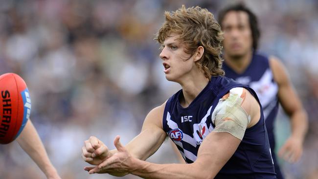 SPORT - Fremantle Dockers v Hawthorn Hawks, Patersons Stadium, Perth. Photo by Daniel Wilkins. PICTURED- Fremantle's Nathan Fyfe gets a handball away.