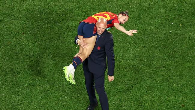 Luis Rubiales carrying Spain's Athenea del Castillo Beivide on his shoulder as they celebrate. (Photo by DAVID GRAY / AFP)