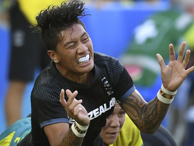 TOPSHOT - New Zealand's Gayle Broughton passes the ball during the women's rugby sevens gold medal match against Australia at the Robina Stadium during the 2018 Gold Coast Commonwealth Games on the Gold Coast on April 15, 2018. / AFP PHOTO / WILLIAM WEST