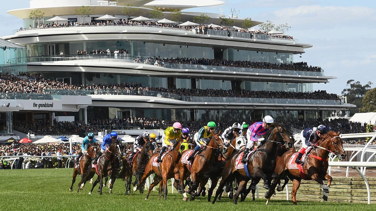 MELBOURNE, AUSTRALIA - NOVEMBER 03:  The field round the bend in race 7 The AAMI Victoria Derby  during Derby Day at Flemington Racecourse on November 3, 2018 in Melbourne, Australia.  (Photo by Quinn Rooney/Getty Images)