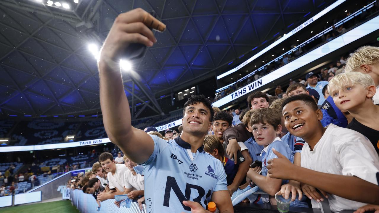 Joseph-Aukuso Suaalii takes selfies with fans. (Photo by Darrian Traynor/Getty Images)