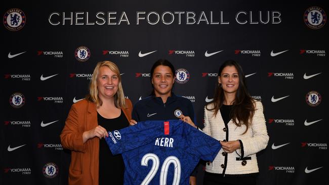 Sam Kerr (C) with Chelsea coach Emma Hayes (L) and club director Marina Granovskaia (R).