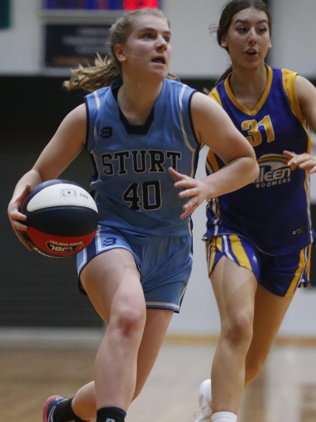 Sturt’s Maddy Hinton looks to get to the ring. Picture: Valeriu Campan