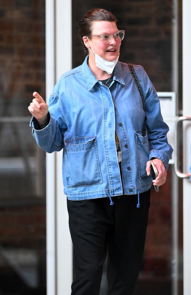 She was all smiles while hailing down an Uber. Picture: Splash News/Media Mode