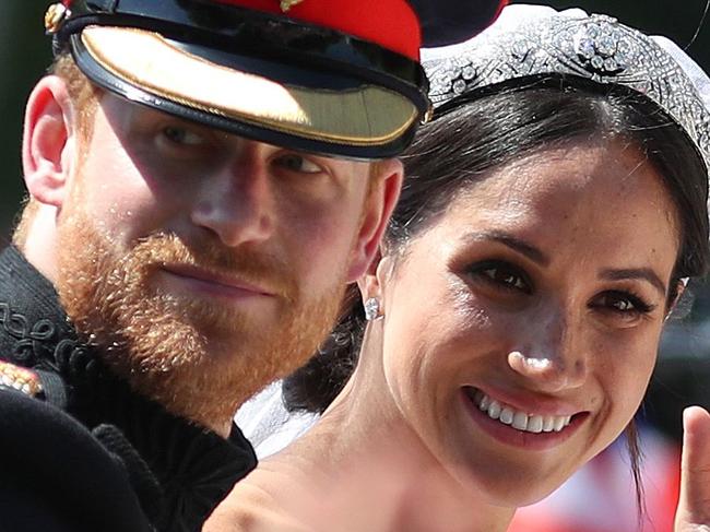 Britain's Prince Harry, Duke of Sussex and his wife Meghan, Duchess of Sussex wave from the Ascot Landau Carriage during their carriage procession on the Long Walk as they head back towards Windsor Castle in Windsor, on May 19, 2018 after their wedding ceremony.  / AFP PHOTO / Daniel LEAL-OLIVAS