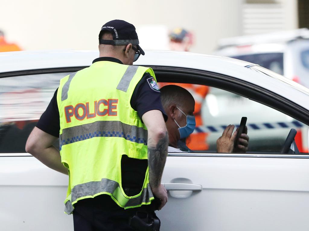 Police and SES checking people at the Queensland border.Picture: NIGEL HALLETT