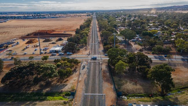 The state and federal government will invest $250 million to remove the level crossing and install grade separation on Curtis Road at Munno Para, to improve congestion and traffic in the northern suburbs.