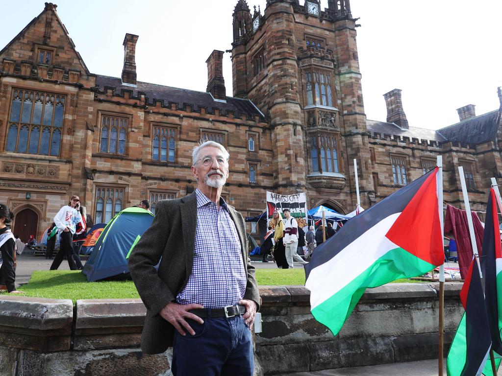 ‘Menacing anti-Semites in fake keffiyehs’