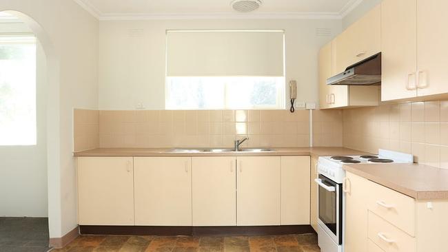 The two-bedroom unit at 5/9 Buckland St, Travancore, is advertised for rent at $350 a week.