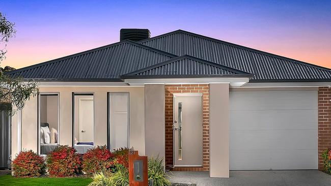 121 Wattletree St, Craigieburn, sold for $580,000.