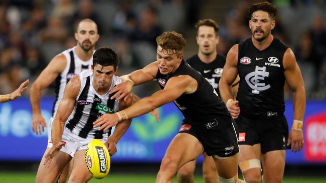 Scott Pendlebury leads Patrick Cripps to the ball on Friday night.