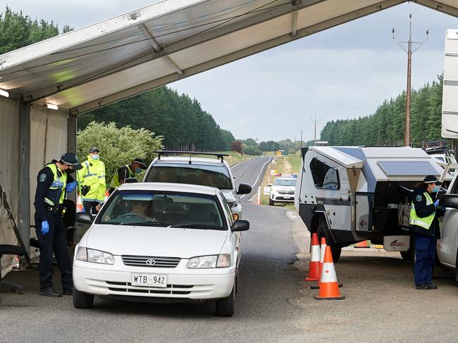 SA Police at the border checkpoint between South Australia and Victoria near Mt Gambier, Friday February 12, 2021. Picture Frank Monger