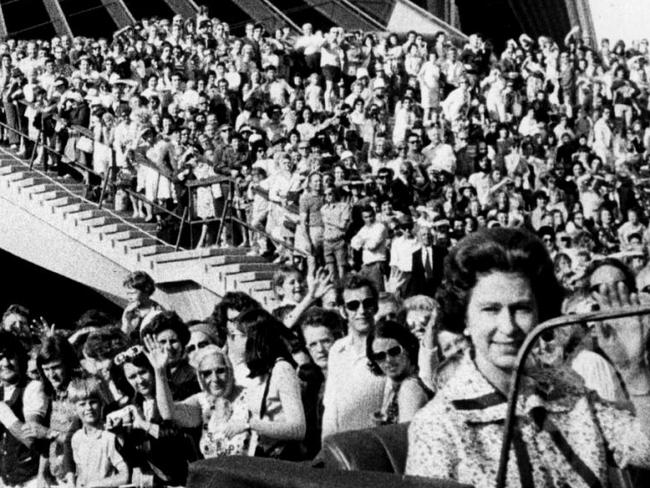 Crowd applaud arrival of Queen Elizabeth II as she arrives by car for the opening of the Sydney Opera House, 20/10/73. pic News Ltd.