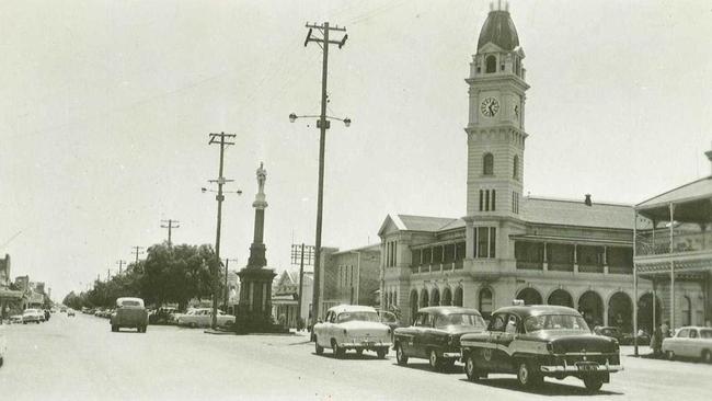 Doug MacDonald’s taxi at the Bundaberg Post Office, late 1950s. A charming glimpse of Bundaberg life in the mid-20th century. Source: Contributed