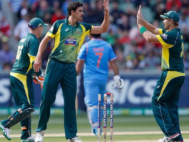 MELBOURNE, AUSTRALIA - JANUARY 18: Mitchell Starc and Shane Watson of Australia celebrates taking the wicket of MS Dhoni of India during the One Day International match between Australia and India at Melbourne Cricket Ground on January 18, 2015 in Melbourne, Australia. (Photo by Darrian Traynor/Getty Images)