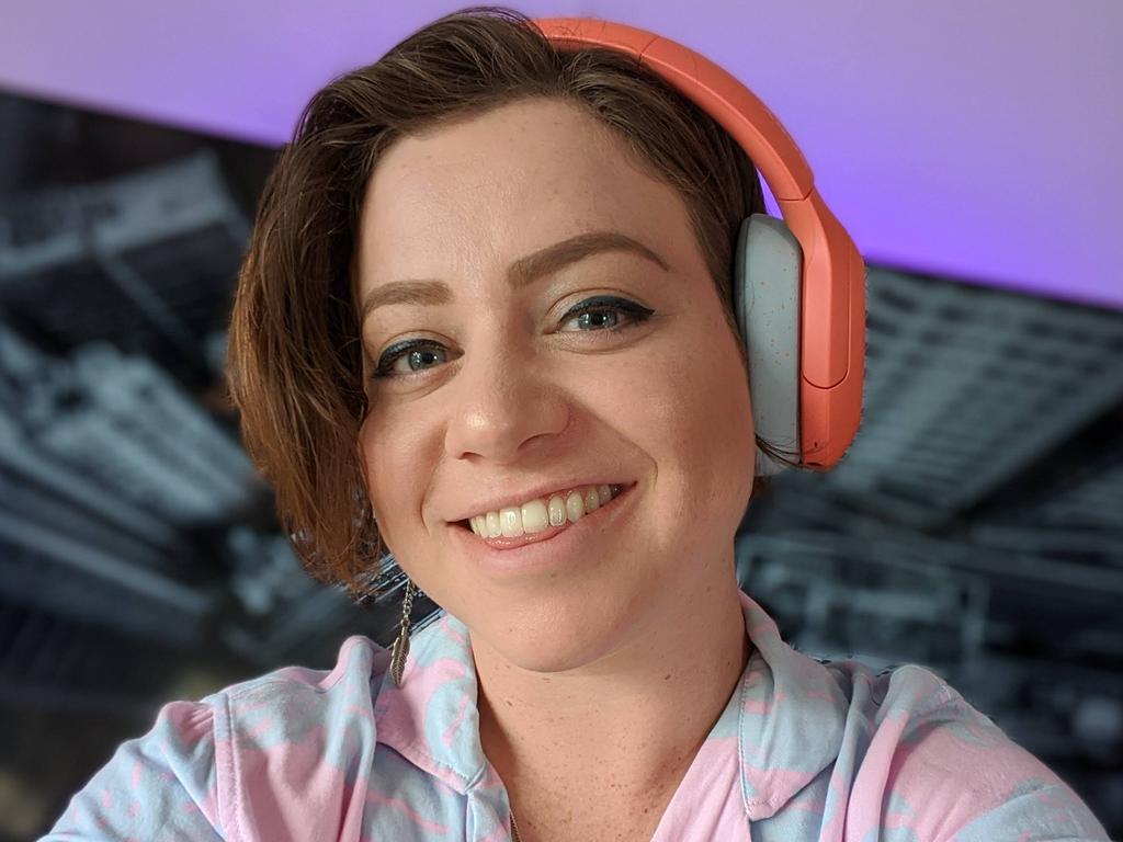 Tech reviewer Elly Awesome on headphones