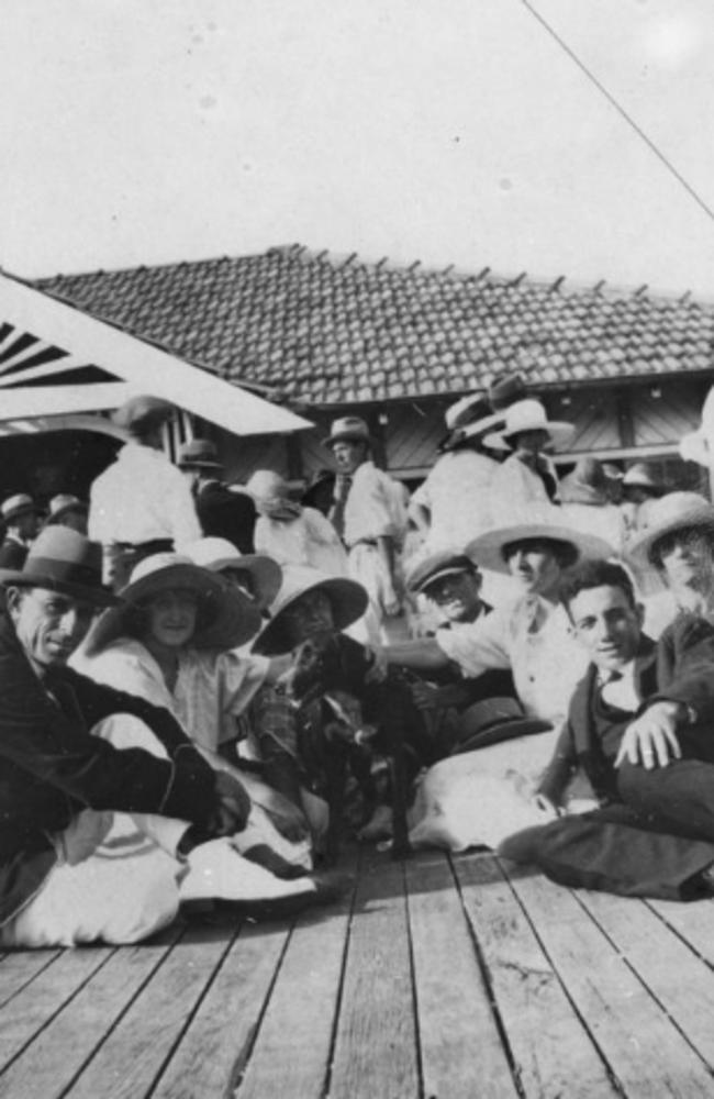 Relaxed group on the Manly Jetty, on New Year‘s Day, 1923. Photo: State Library of Queensland