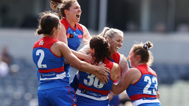 MELBOURNE . 29/08/2022. AFLW. Round 1. Western Bulldogs vs GWS Giants at Ikon Park. Gabby Newton of the Western Bulldogs celebrates a 2nd quarter goal . Picture by Michael Klein