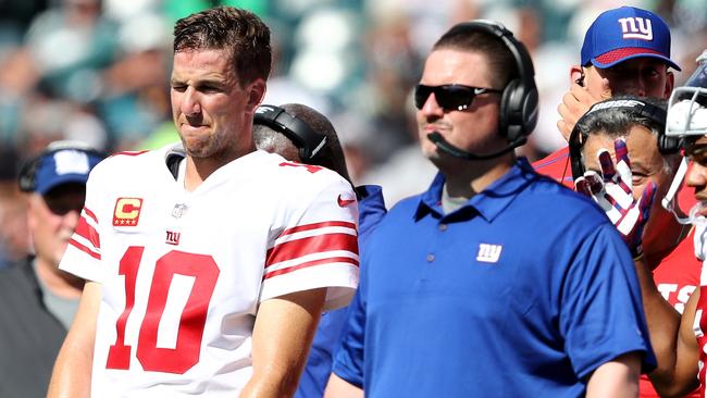 Eli Manning #10 of the New York Giants and head coach Ben McAdoo.
