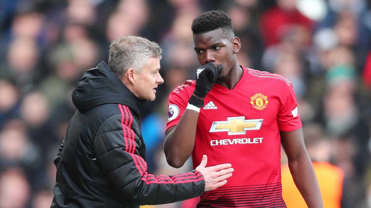 LONDON, ENGLAND - FEBRUARY 09: Ole Gunnar Solskjaer, Interim Manager of Manchester United talks with Paul Pogba of Manchester United during the Premier League match between Fulham FC and Manchester United at Craven Cottage on February 9, 2019 in London, United Kingdom. (Photo by Clive Rose/Getty Images)