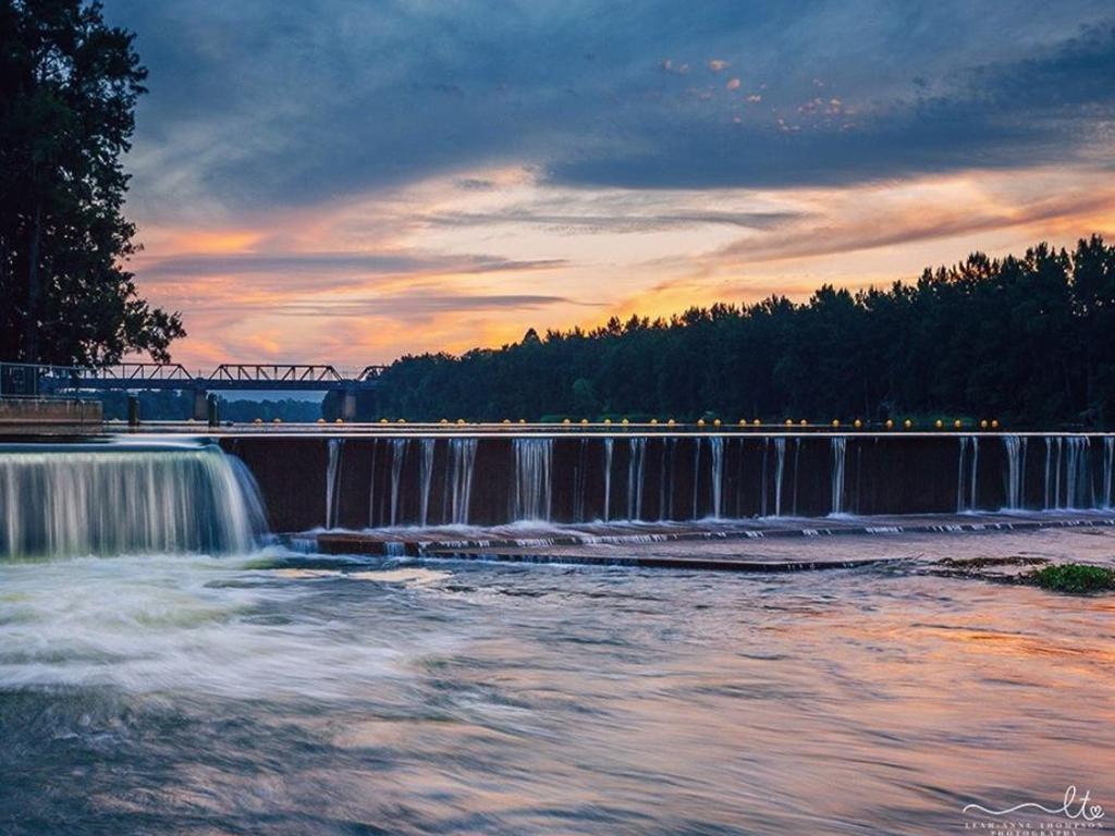 Penrith weir and its overflow. Picture: @lovleah1/Instagram