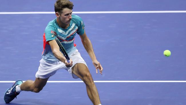 NEW YORK, NEW YORK - SEPTEMBER 09: Alex de Minaur returns a volley during quarter final loss to Dominic Thiem o Matthew Stockman/Getty Images/AFP