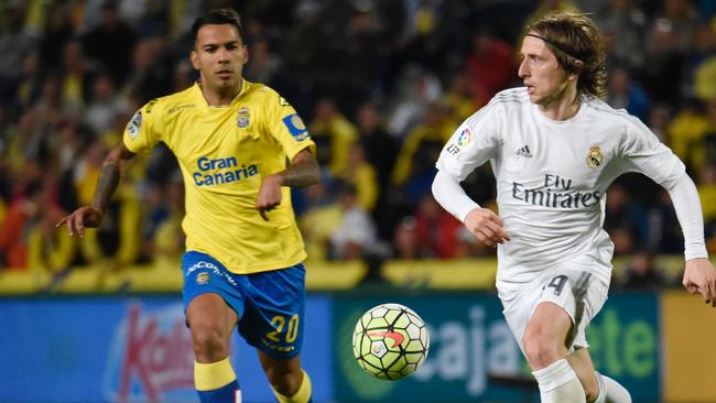 Real Madrid's Croatian midfielder Luka Modric (R) vies Las Palmas' forward Jonathan Viera