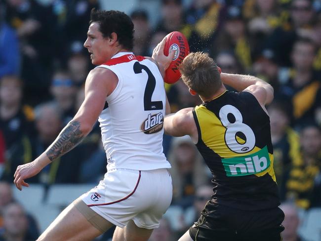 MELBOURNE, AUSTRALIA - MAY 26: Jake Carlisle of the Saints takes Jack Riewoldt of the Tigers high during the 2018 AFL round 10 match between the Richmond Tigers and the St Kilda Saints at the Melbourne Cricket Ground on May 26, 2018 in Melbourne, Australia. (Photo by Michael Willson/AFL Media/Getty Images)